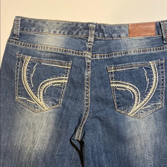 Ariya Blue Ankle Cropped Jeans with Distressed Details. Decorative pockets. - Picture 5 of 7